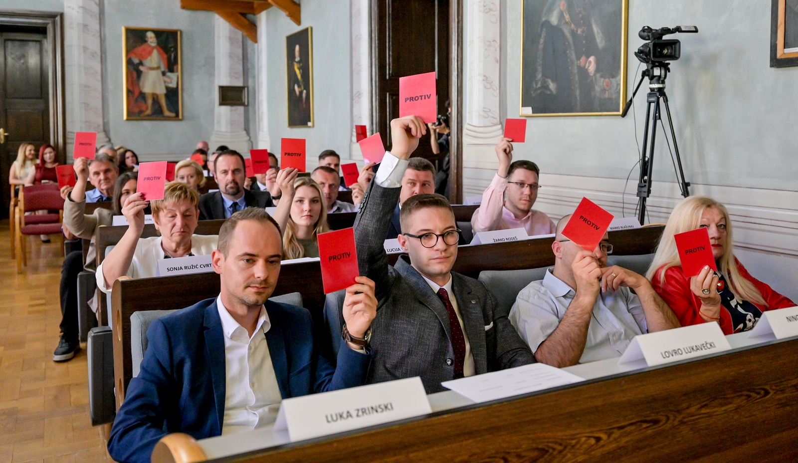 Nakon svega čude se ko picek glisti. Kao da oni ne bi!