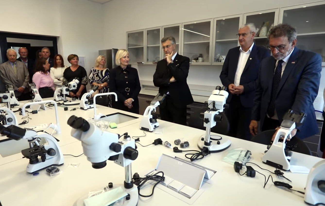 Funkcionalna i službena uloga premjera na otvorenju vrtića i škola