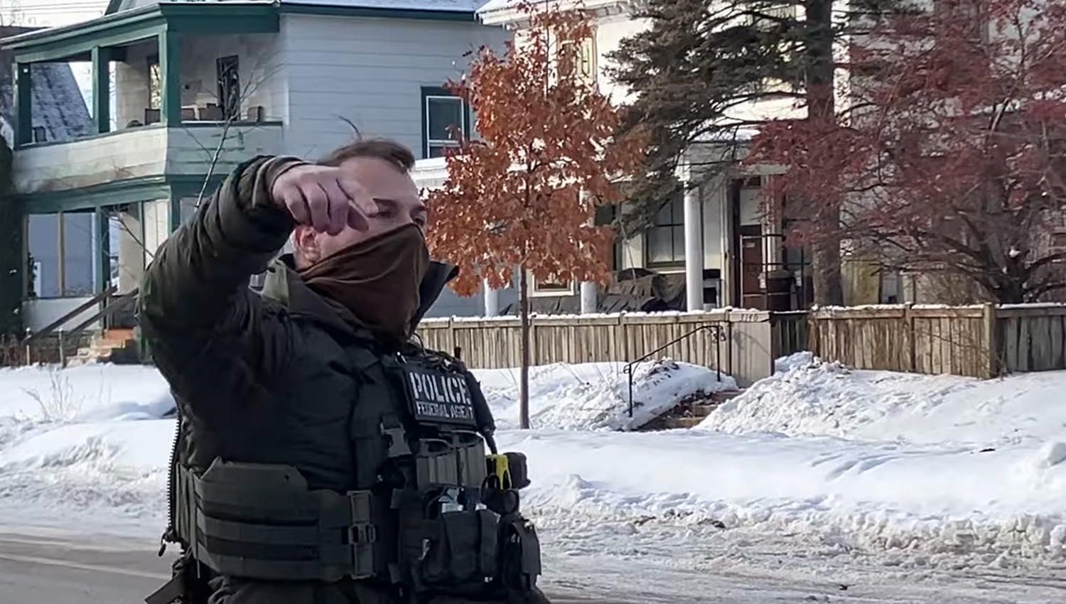 Tragedija u Minneapolisu: Ženu u automobilu ubio agent ICE‑a