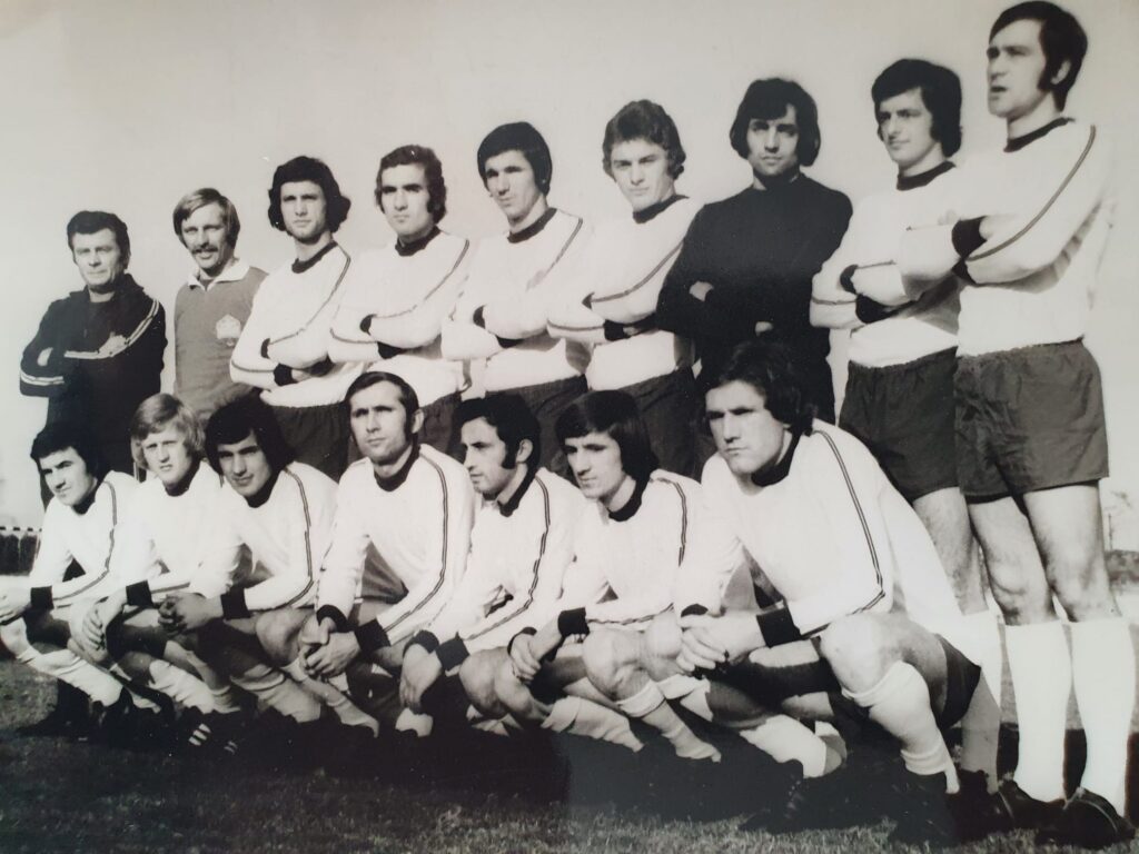 Momčad NK-a Varteks iz sezone 1974./75.Stoje s lijeva: Matković J., Jagečić, Čop, Ivanković, Ivanušić, Matković D., Janžek, Cvek, Manola Čuče: Šoprek, Kolonić, Lukač, Poljanec, Švarc, Vugrinec i Hižak